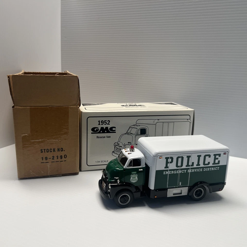 First Gear 1952 GMC Rescue Van "City of N.Y. PoIice"  NIB 1:34 19-2190 - Image 2 of 4
