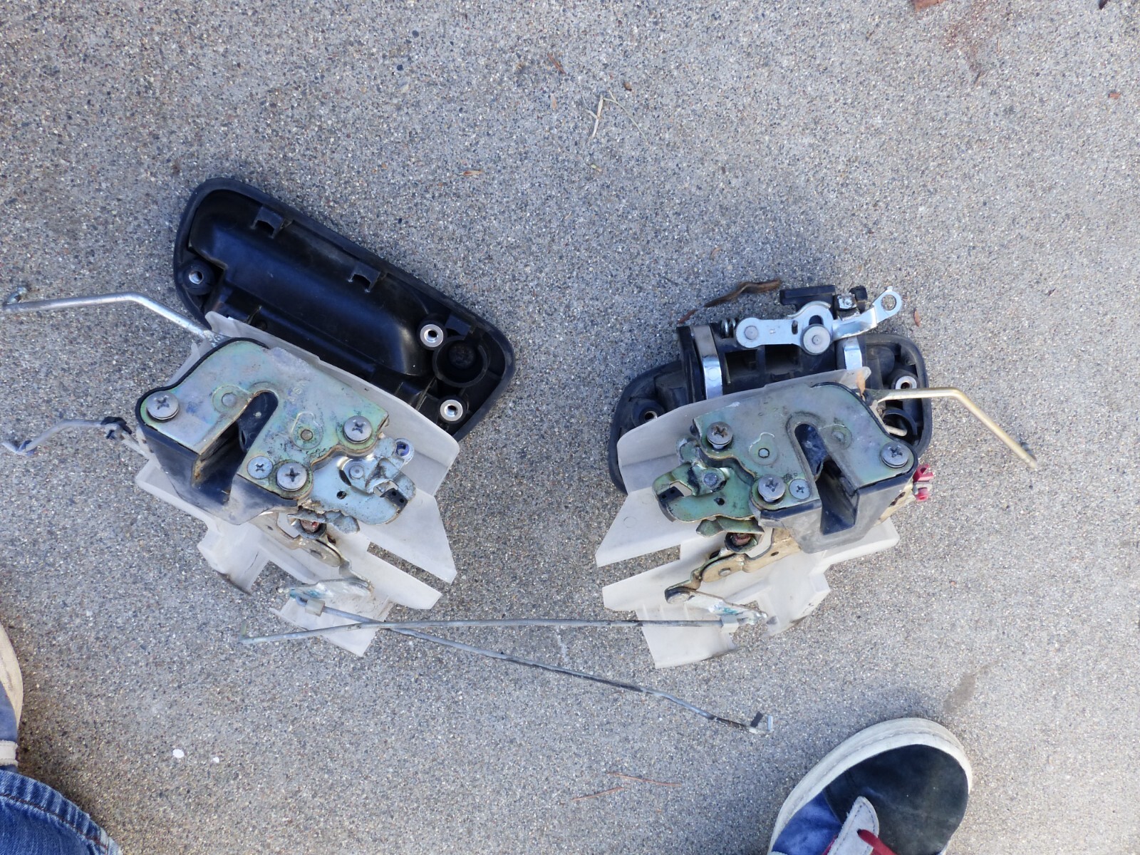 19931998 Toyota T100 door latch pair RH LH with manual lock actuator