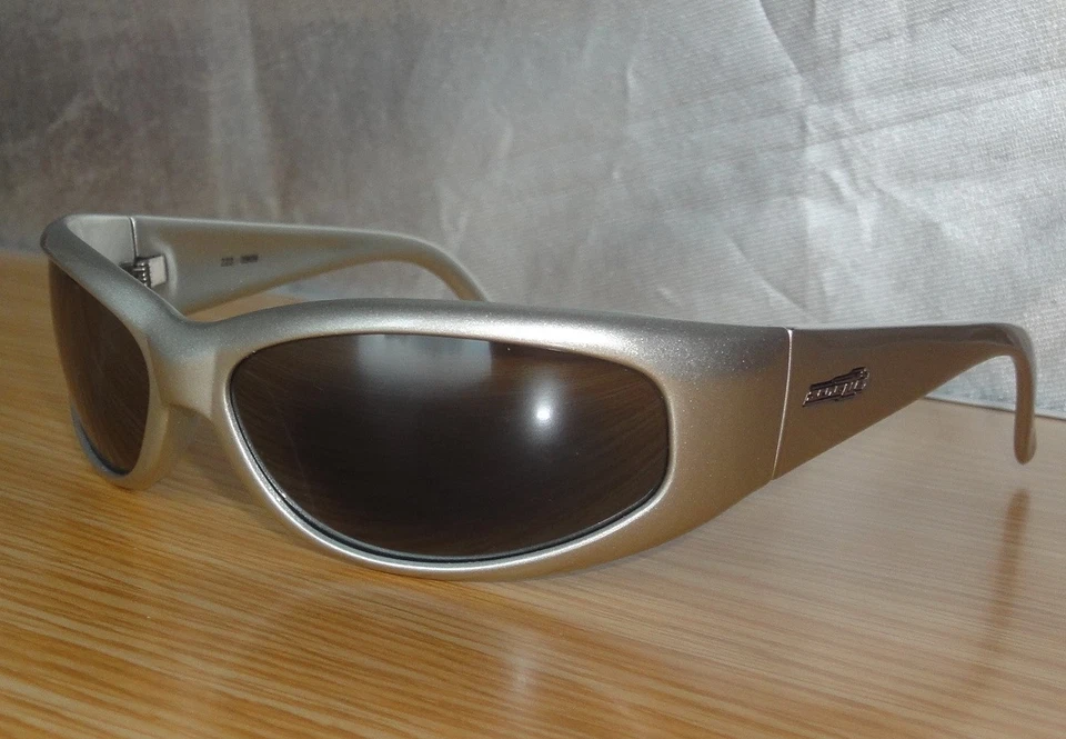 Arnette Catfish 222-0909 plateado todo brillante con lente gris espejo 62 mm - n.º como nuevo de colección Foto 4 de 4