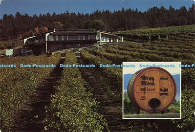 D195579 grauer Mönchskeller Anwesen Weingut mit Blick auf den schönen Okanagan See Redi