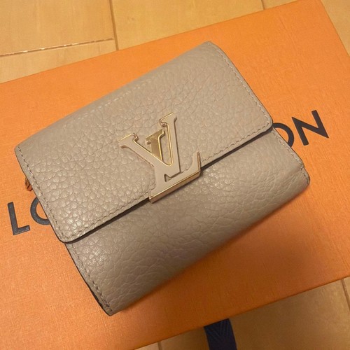 Louis Vuitton Portefeuille Capucines Compact Wallet
