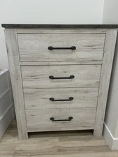 4-Drawer Wood Dresser – Excellent Condition