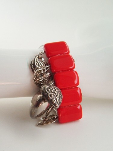 Pulsera con dije vintage reciclada corazones colgantes rojo Rockabilly VLV ÚNICA EN SU CLASE - Imagen 2 de 7