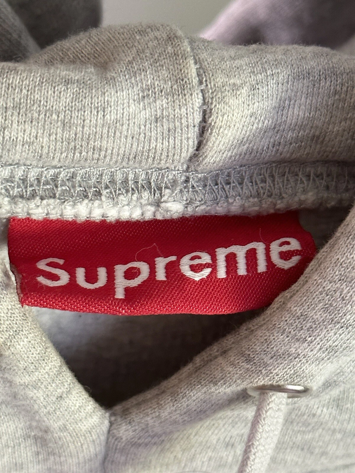 Felpa con cappuccio Supreme altamente decorata