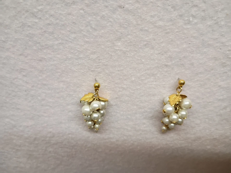 Pendientes de perlas de uvas esmeriladas de imitación Avon en cadenas de oro, montaje a presión (SC-29) Foto 2 de 4