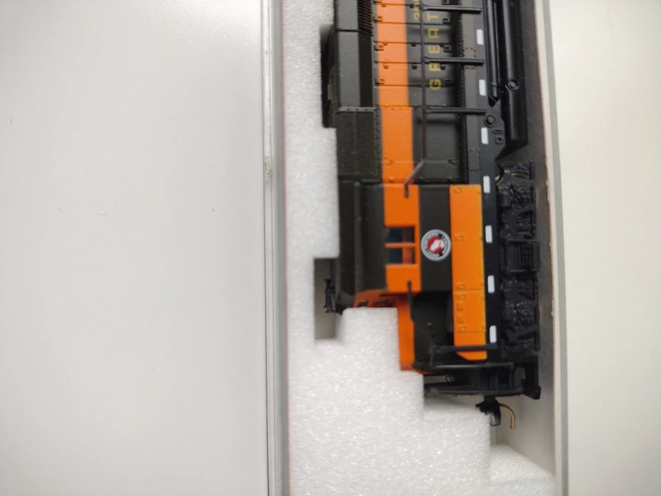 ATLAS N Scale Great Northern Locomotive EMD GP30 #4731 RD# 3012 - Image 4 of 4