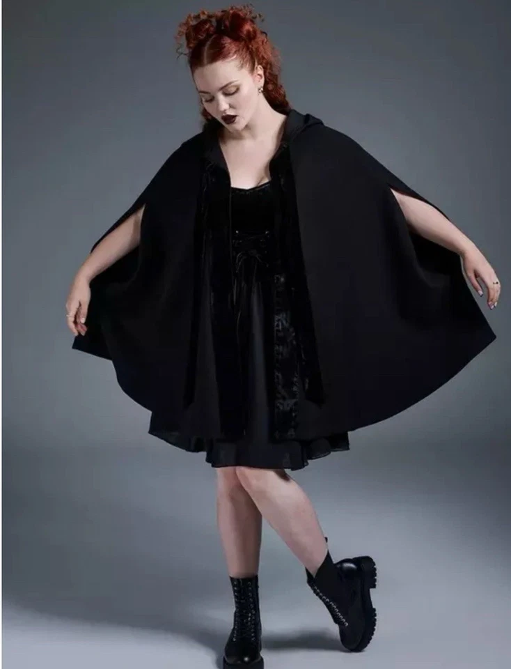 Capa con Capucha Torrid Negra Nightfall Talla Grande Foto 4 de 4