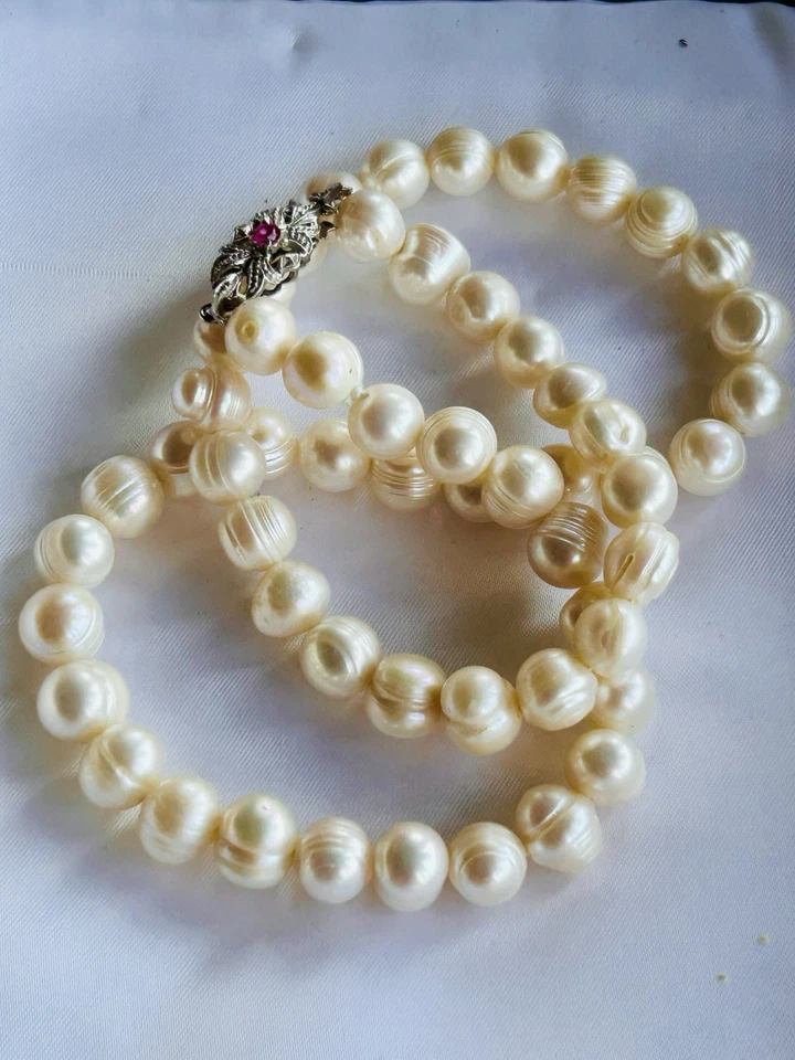 Collana Di Perle Scaramazze Con Chiusura In Oro 750  E Rubino. Anni 50 - Immagine 3 di 4