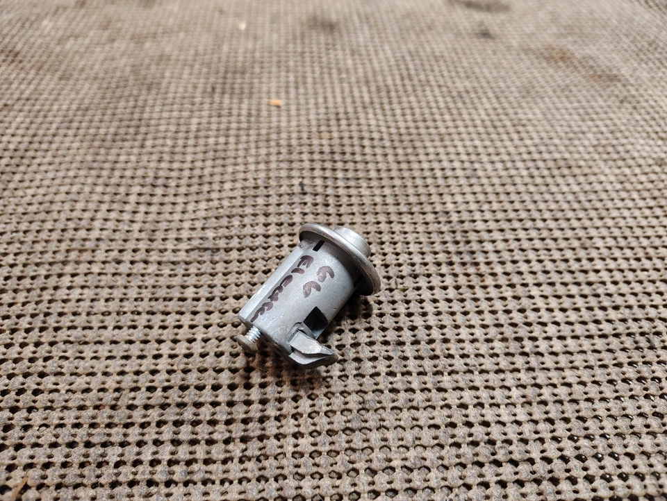 Buick Wildcat GS Electra 225 1966 1967 LeSabre caja de guantes cierre pestillo #2 Foto 4 de 4