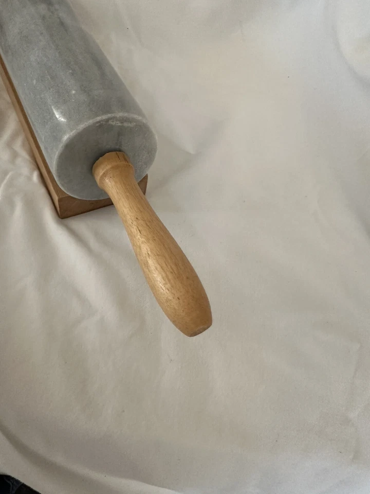 10" White & Grey Marble Rolling Pin with Wood Handles and Base - Изображение 3 из 4