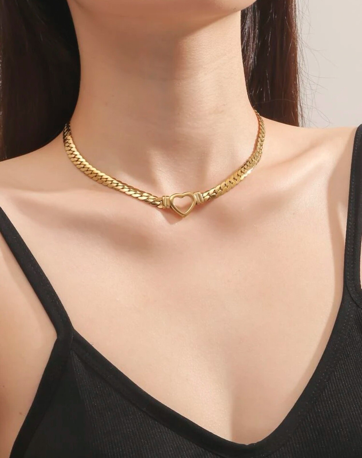 Collier ras du cou cœur doré en acier ajustable pour vos tenues d'été