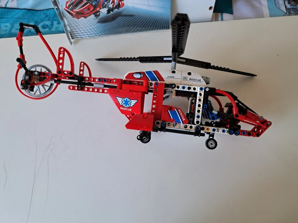 LEGO Technic 8068 Rescue Helicopter, photo 2 sur 5