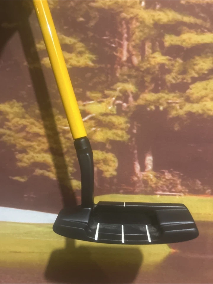 Momentus Right Handed 35 Inch Putter Tour Model 506 With Headcover  - Image 4 of 4