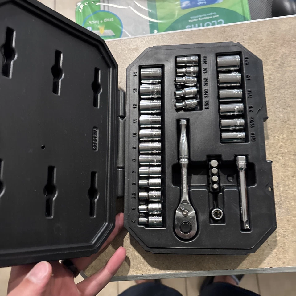 30 PIECE HUSKY 1/4"-INCH -IN DRIVE SOCKET WRENCH SET - Image 2 of 3