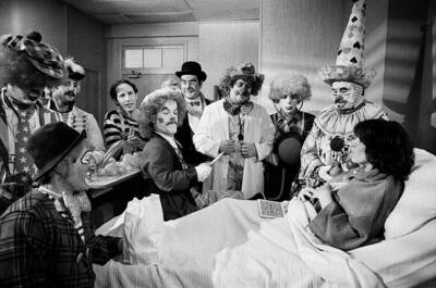 Dennis Dugan as clown Gina Hecht as patient on St Elsewhere 1985 Old Tv Photo 4