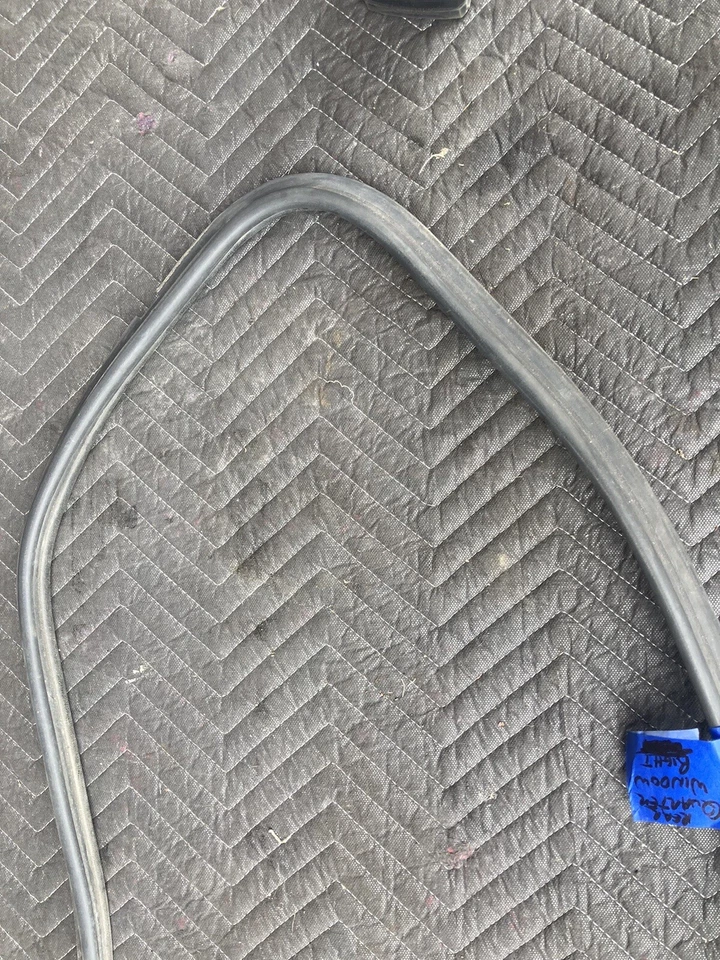 Junta ventana cuarto derecho BMW E30 318i 325i 1982-1994 salida trasera #2252M Foto 2 de 4