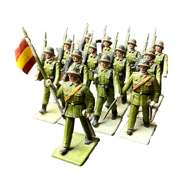 Desfile de 13 soldados del ejercito de tierra,   de goma marca Soldis, Gomarasa.