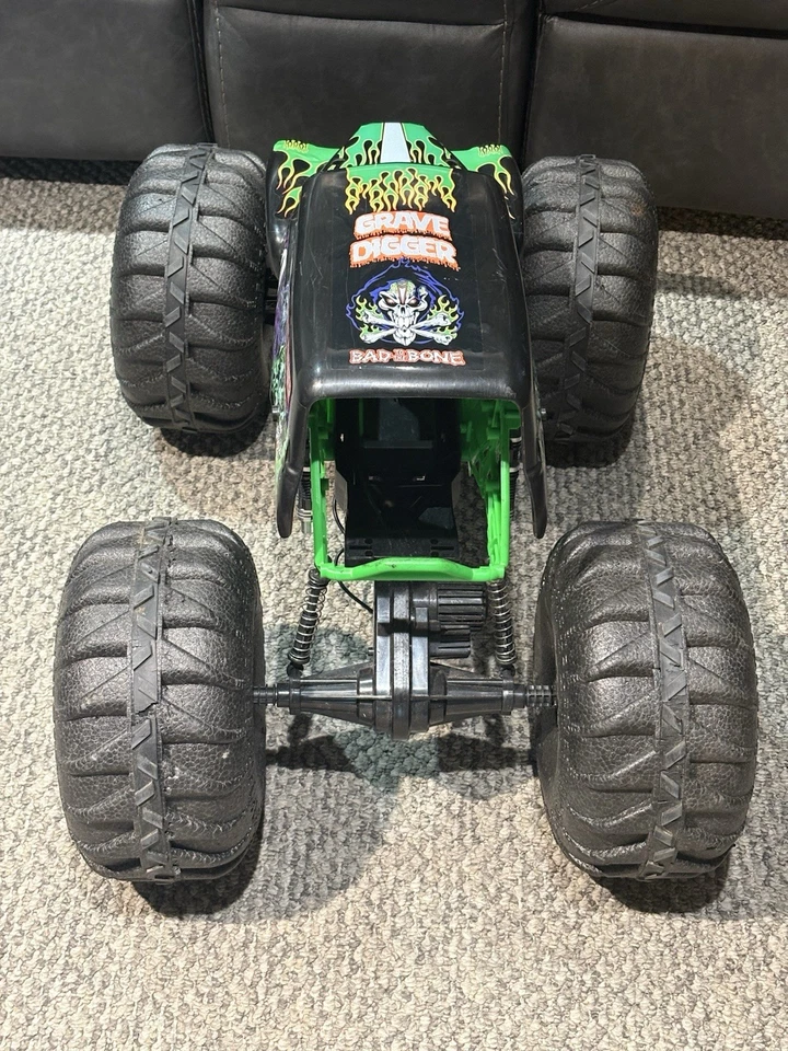 Monster Jam Mega Grave Digger 1:6 Scale All-Terrain RC Monster Truck - Image 4 of 4