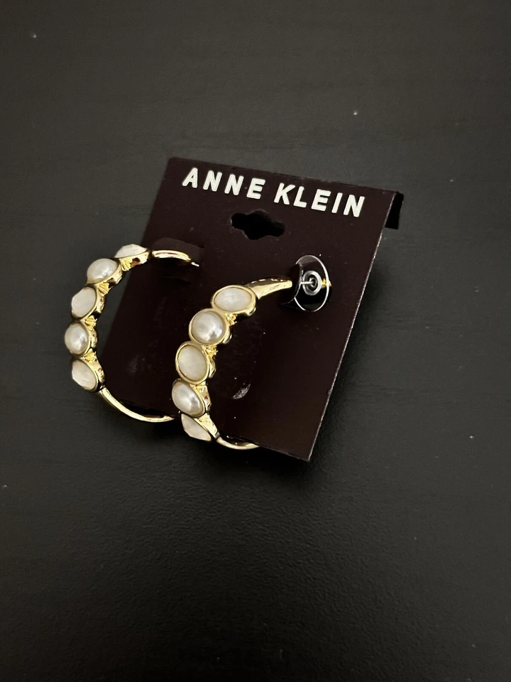 Brincos de argola C de opala pedra branca média tom dourado Anne Klein, 1,3" - Imagem 2 de 4