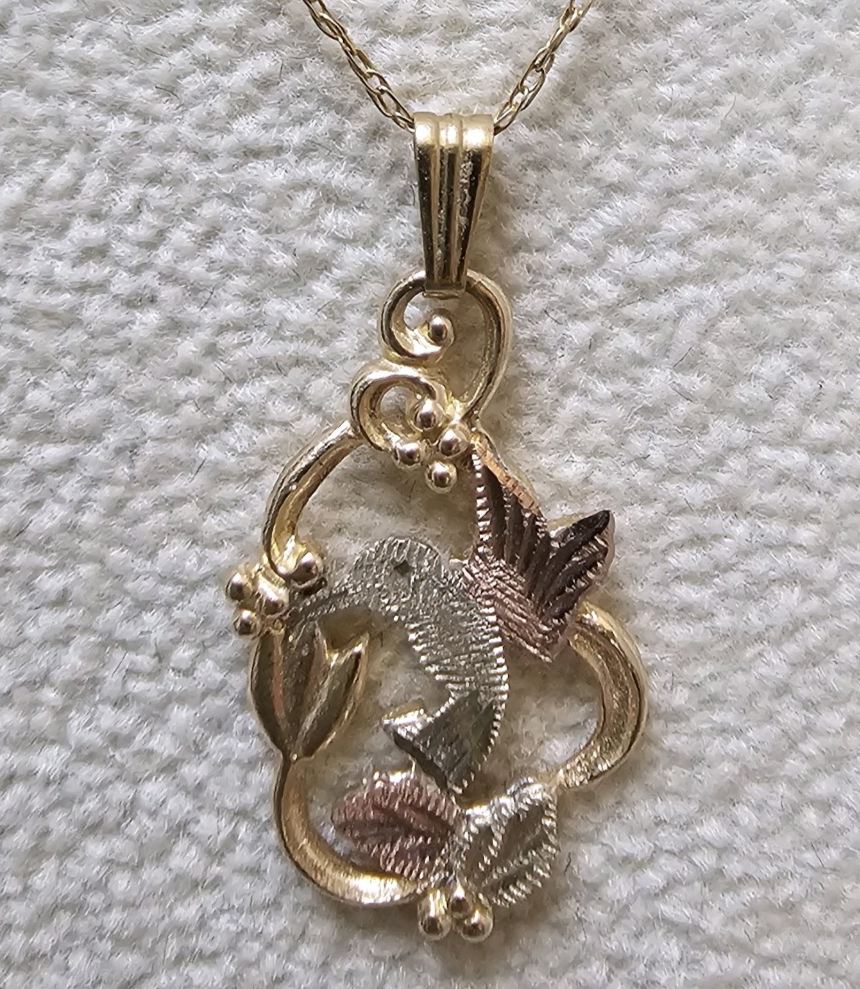 Landstroms 10K Black Hills Gold Hummingbird Pendant Necklace Leaves EUC  Filigree