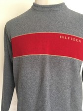 TOMMY HILFIGER SPELLOUT THIN RIB CREWNECK SWEATER Dark Heather Gray/Red Stripe M
