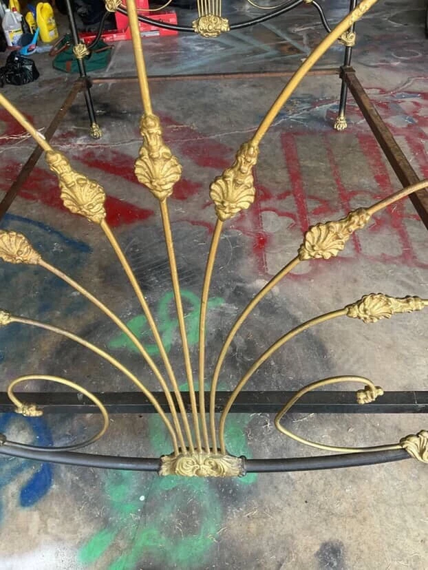 Estrutura de cama antiga de ferro forjado ornamentada dos anos 1940–50 - Imagem 4 de 4