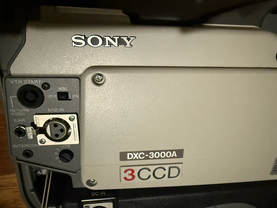 Sony DXC-3000A Video Camera + Carrying Case - Image 3 of 4