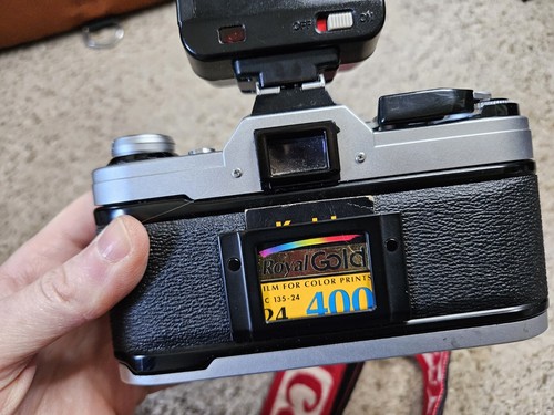 Schöne Canon AE-1 analoge Spiegelreflexkamera schwarz mit Tasche, 2 Objektiven, Handbüchern, Blitz & mehr! - Bild 13 von 24