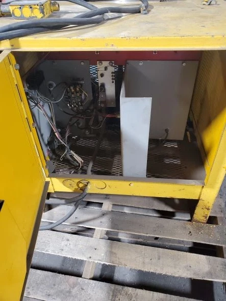 Cargador de batería industrial Yale 3YRC6-680 3 fases, 6 celdas Foto 4 de 4