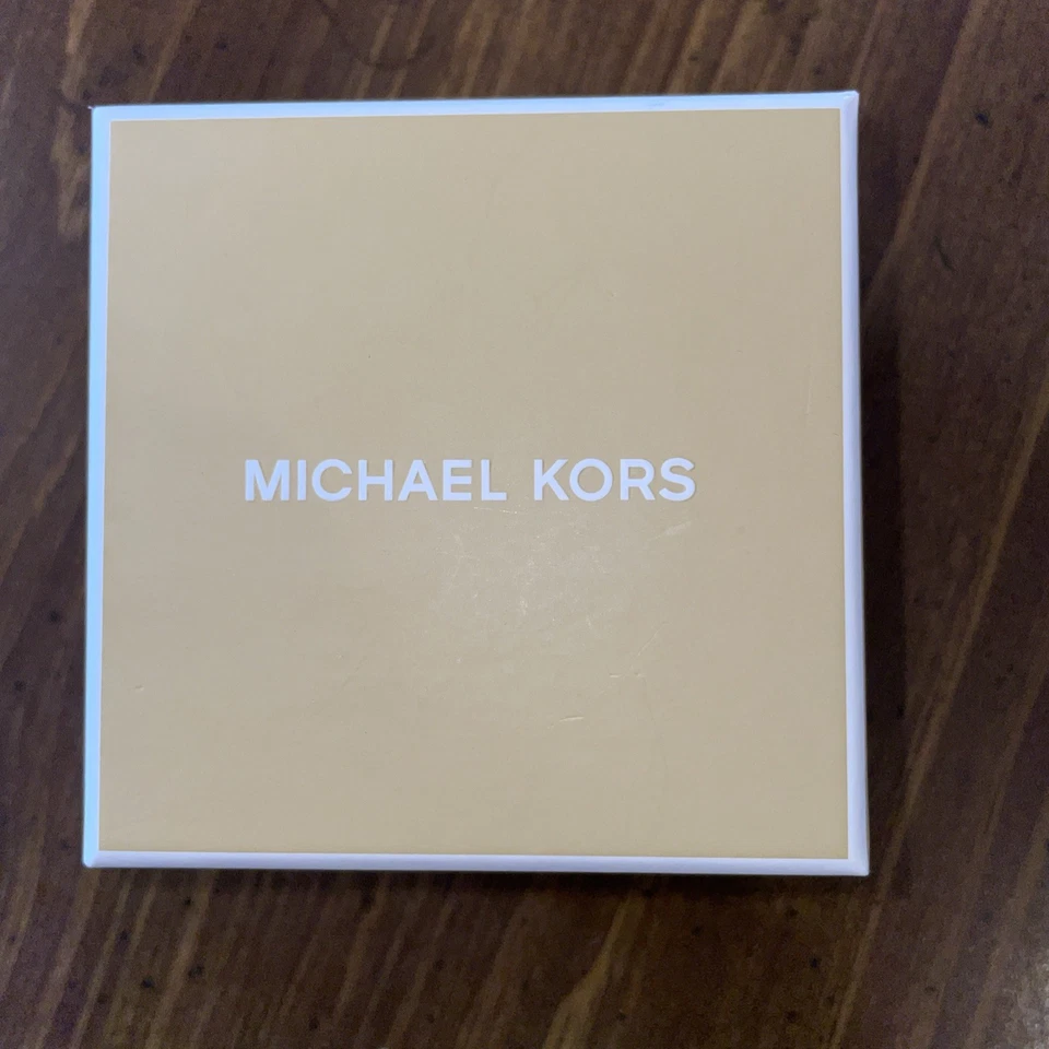 Juego de pulsera y pendientes Michael Kors Charm tono plata. Nuevo en caja con etiquetas Foto 3 de 3
