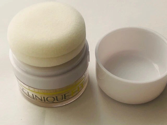 Polvo facial neutralizante post-entrenamiento Clinique Fit, 0,08 oz Foto 3 de 4