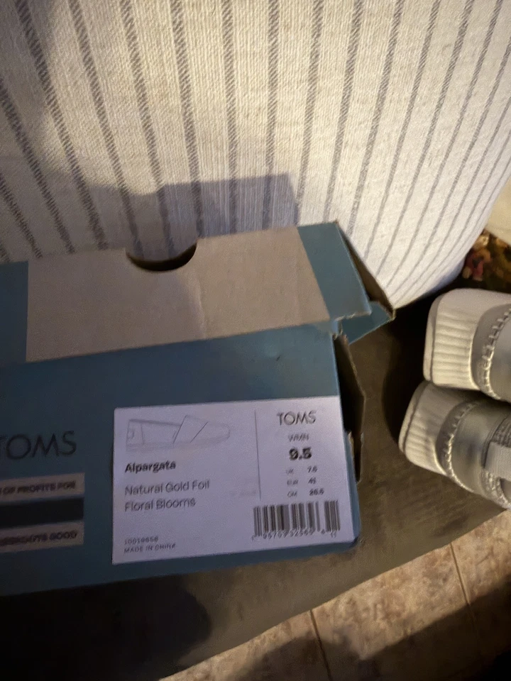 Toms Feminino Alpargata Flats Flores Florais Folha de Ouro Natural Tamanho 9.5 Novo na Caixa - Imagem 3 de 4