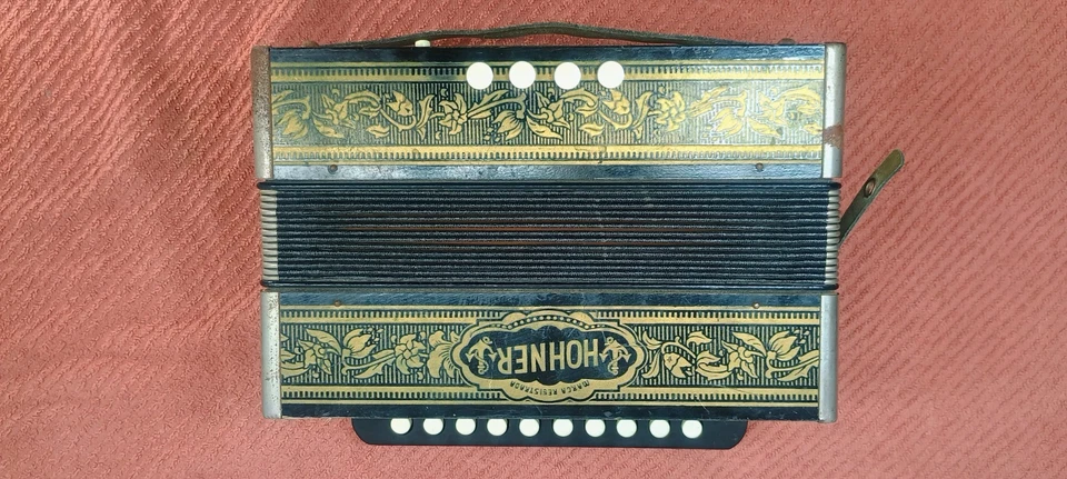 Hohner Marca Registrada Vienna 1-Row 4-Bass 10-Treble Button Diatonic Accordion - Image 2 of 4
