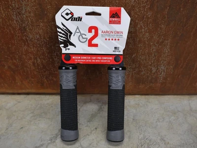 ODI AG-2 LOCK-ON GRIPS – 135 MM / BLACK – AARON GWIN SIGNATURE - Bild 1 von 4