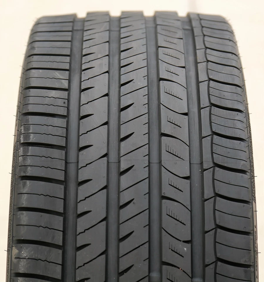 Tire Evoluxx Capricorn UHP 275/25R28 99W XL A/S All Season High Performance Foto 3 de 4