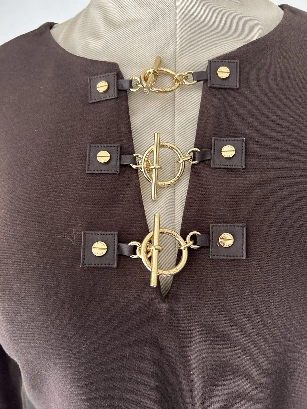 Abito Michael Kors marrone manica lunga con dettagli fibbia oro taglia S