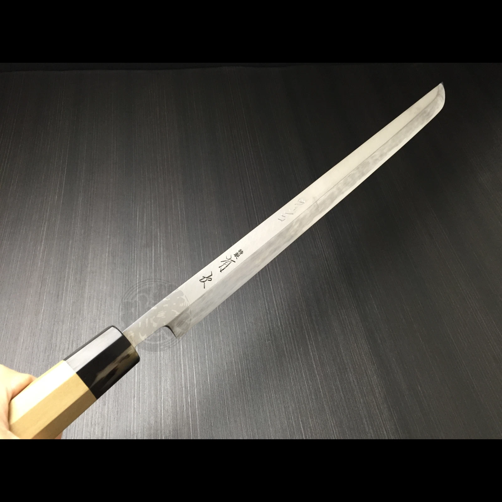 Japanese Chef Knife Aritsugu Maguro Tuna 454.5 mm 18" White Steel Engraved Name
Opens in a new windo