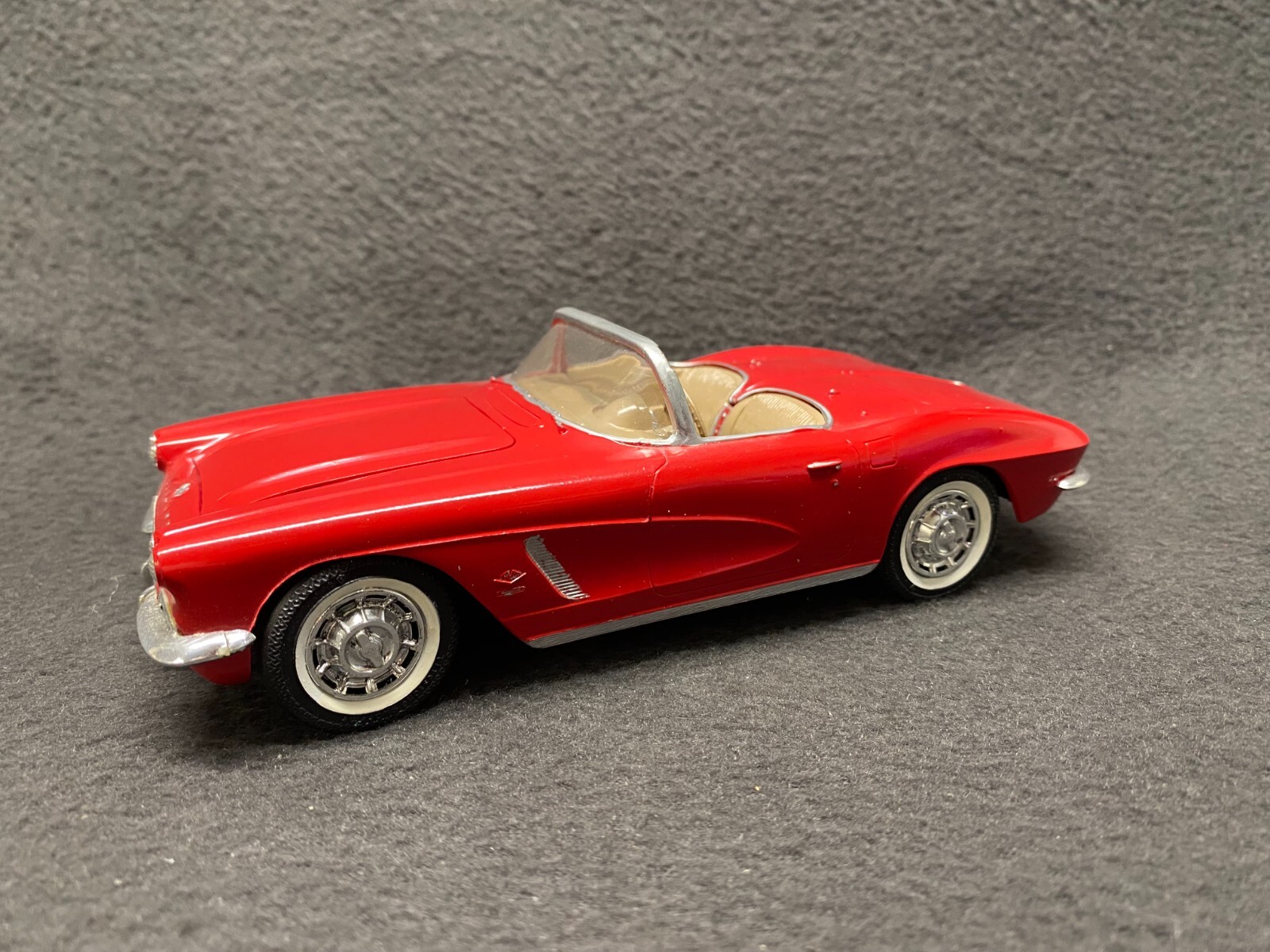1962 Chevrolet Corvette Roadster Pro Built Model Detailed Trim 1/25