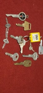 Random Lot of 25 Vintage Keys - See Pictures