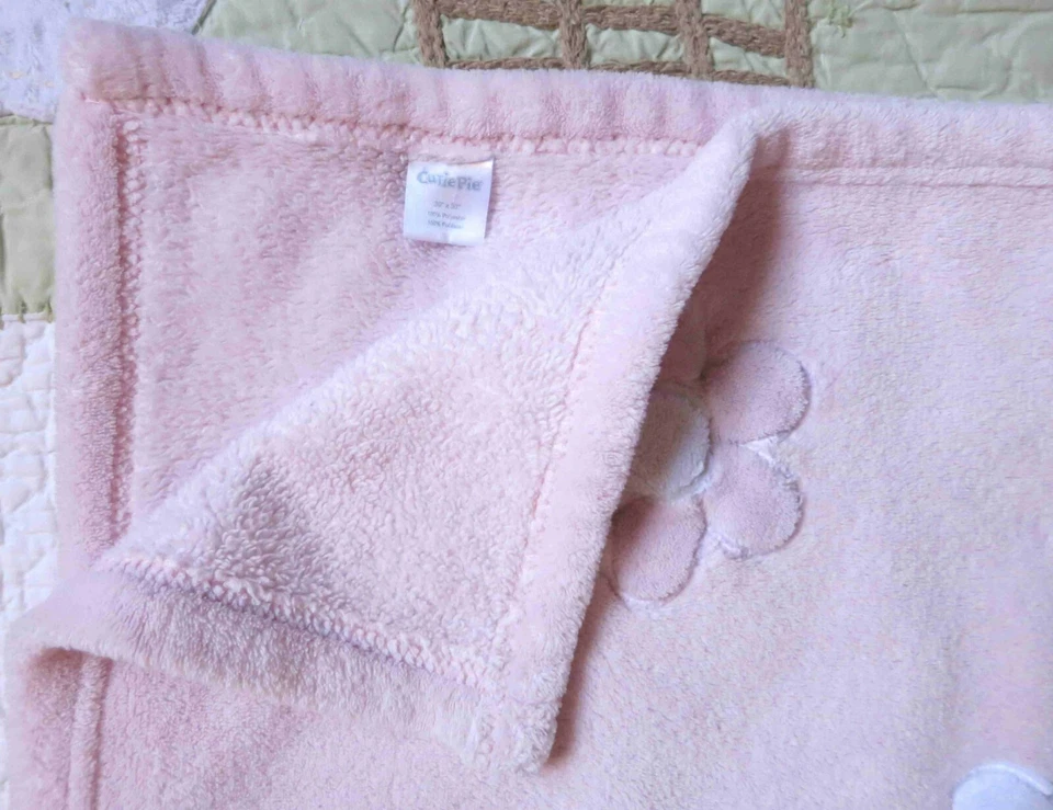 Manta Cutie Pie Aplique Flores Rosa Poliéster Felpa Bebé Niña Usada en Excelente Condición  Foto 3 de 4