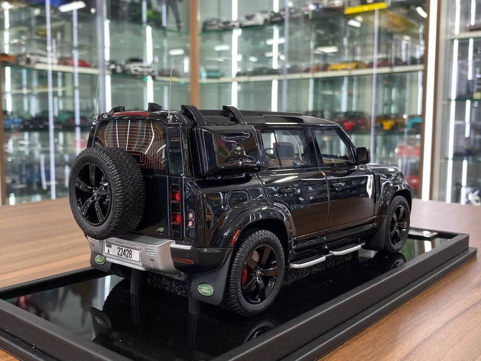 MotorHelix Land Rover Defender 110 SHEIKH MOHAMMED EDITION Black [ 1/18 Resin] - Image 4 of 4