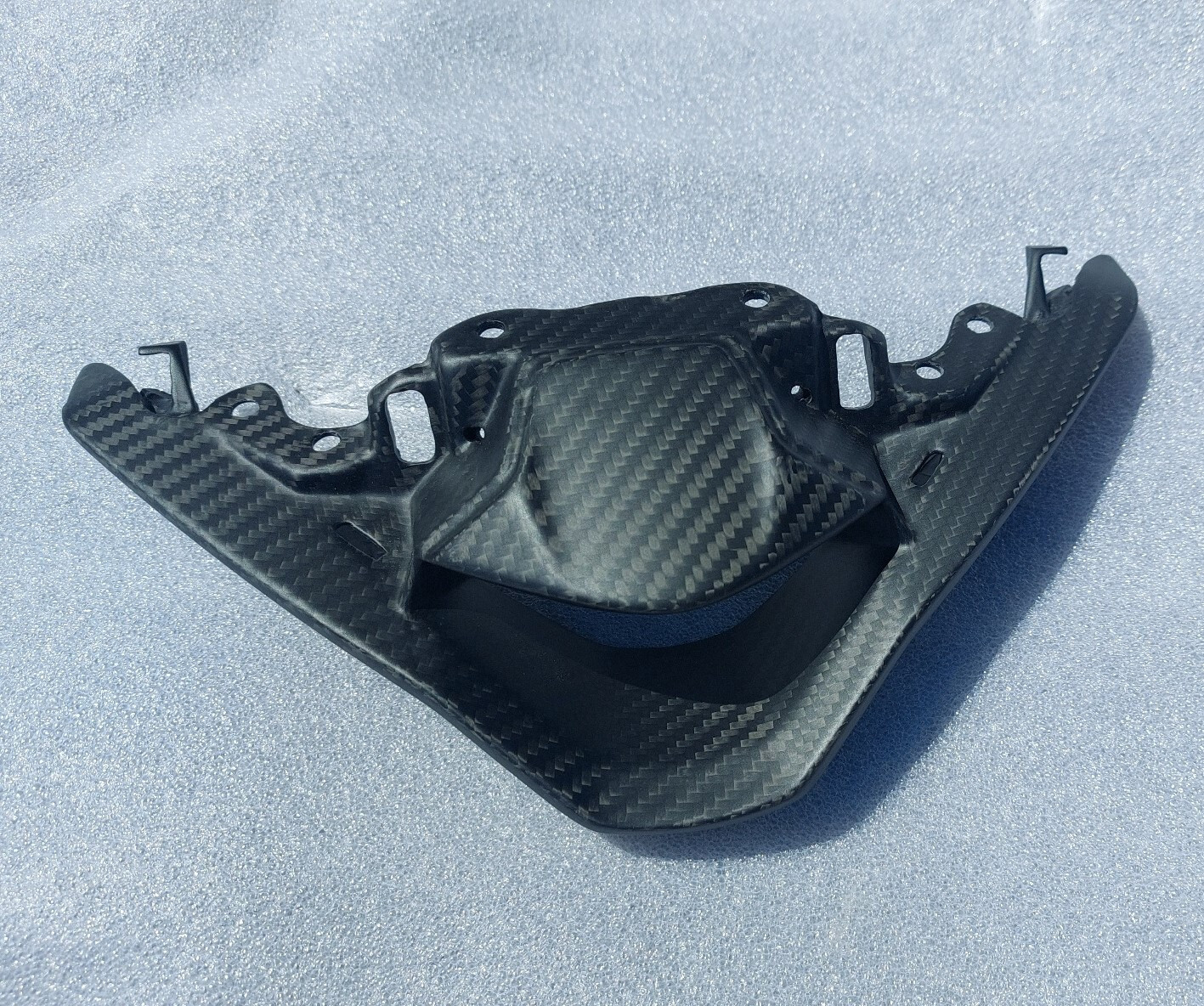 Entrée d'air carbone mat Street Triple 765 pour optimiser l'admission 2026