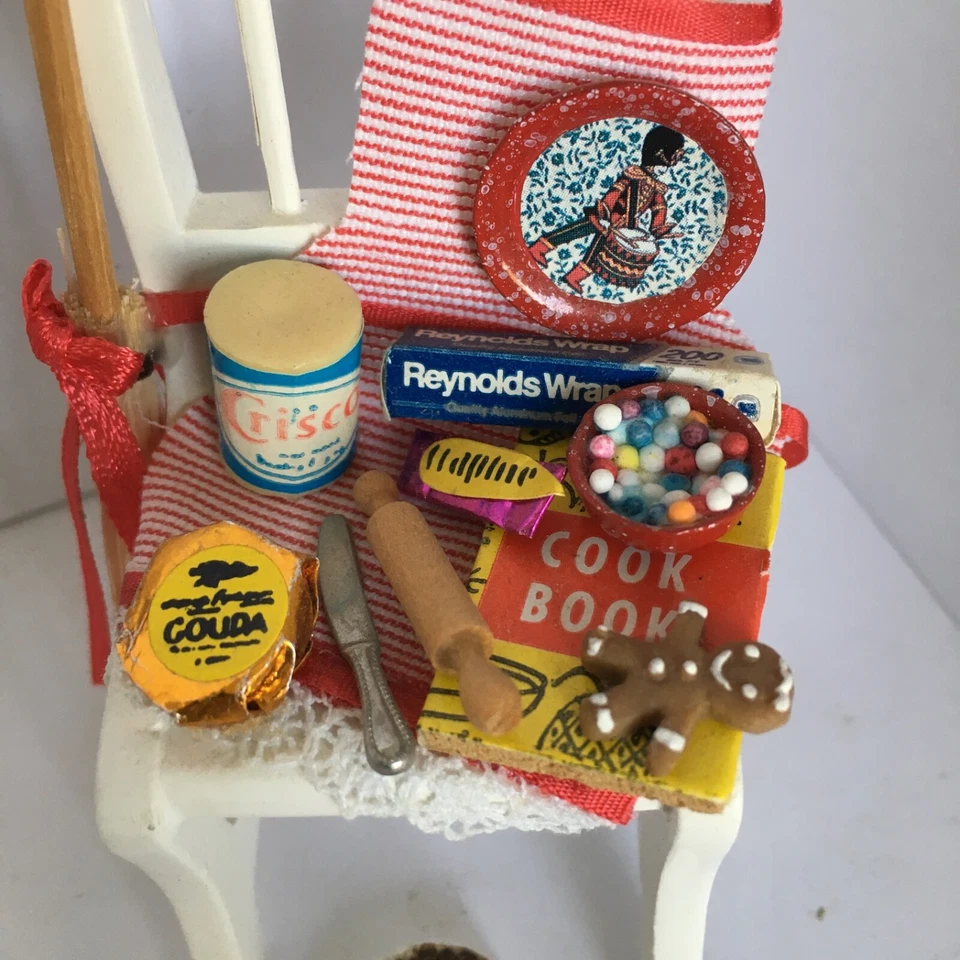 Lote de cozinha vermelha para casa de bonecas de cadeira escala 1:12, comida, avental da vovó, 2 gatinhos. - Imagem 3 de 4