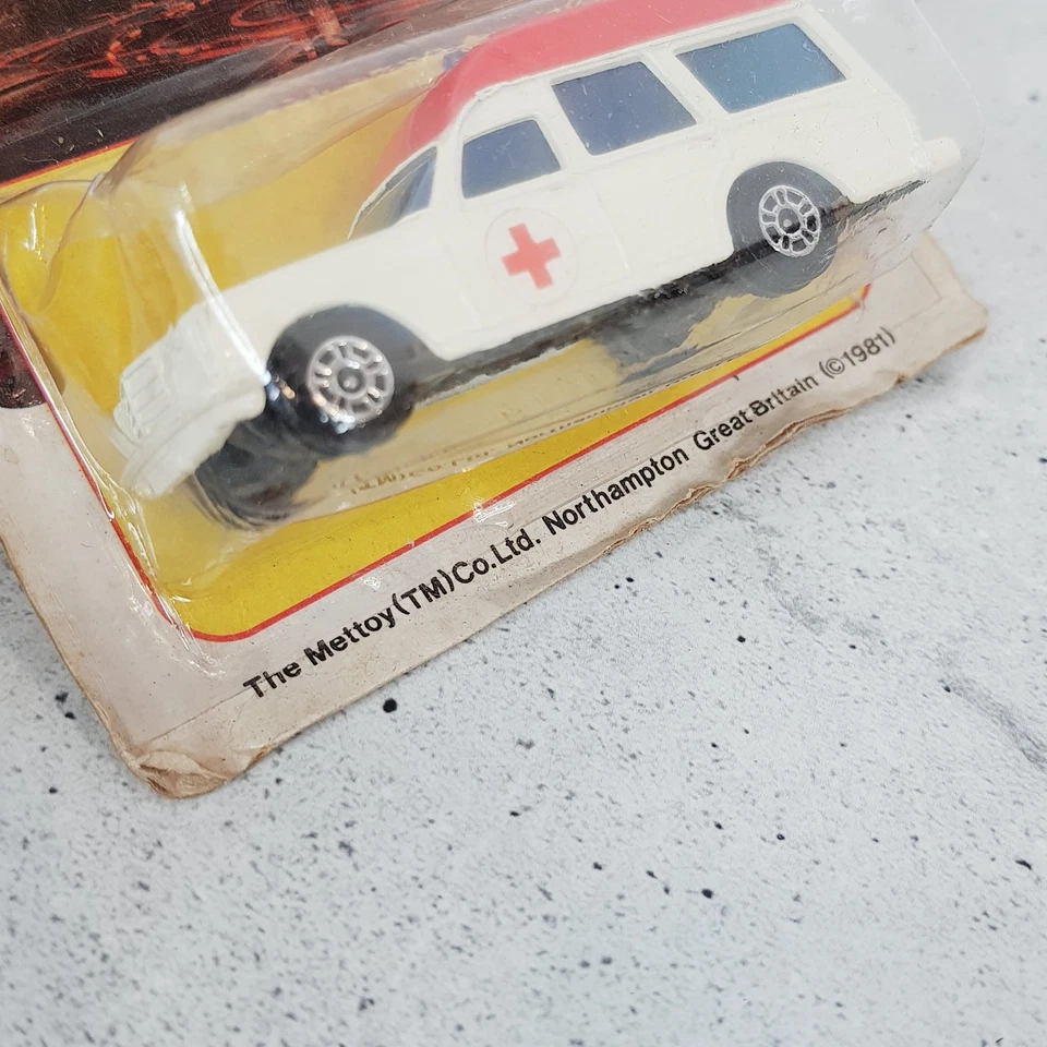 Ambulancia Binz Mercedes-Benz 220D Mercedes-Benz Mettoy Diecast CORGI 1981 de colección Foto 4 de 4