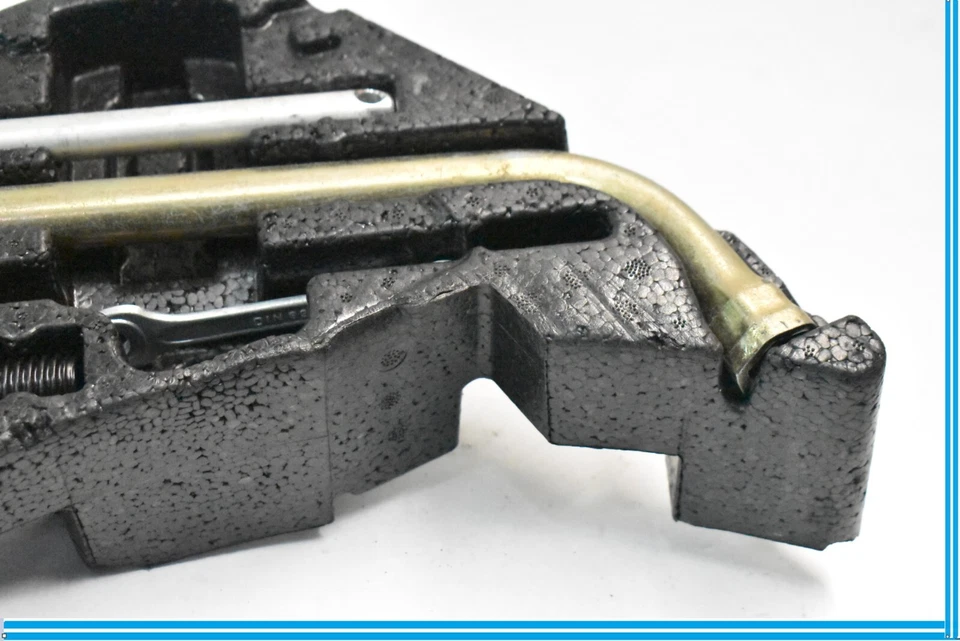 Kit de herramientas de emergencia para maletero Audi Q7 2007-2015 4L gancho de remolque llave de tuerca 1T0805615A Foto 2 de 4