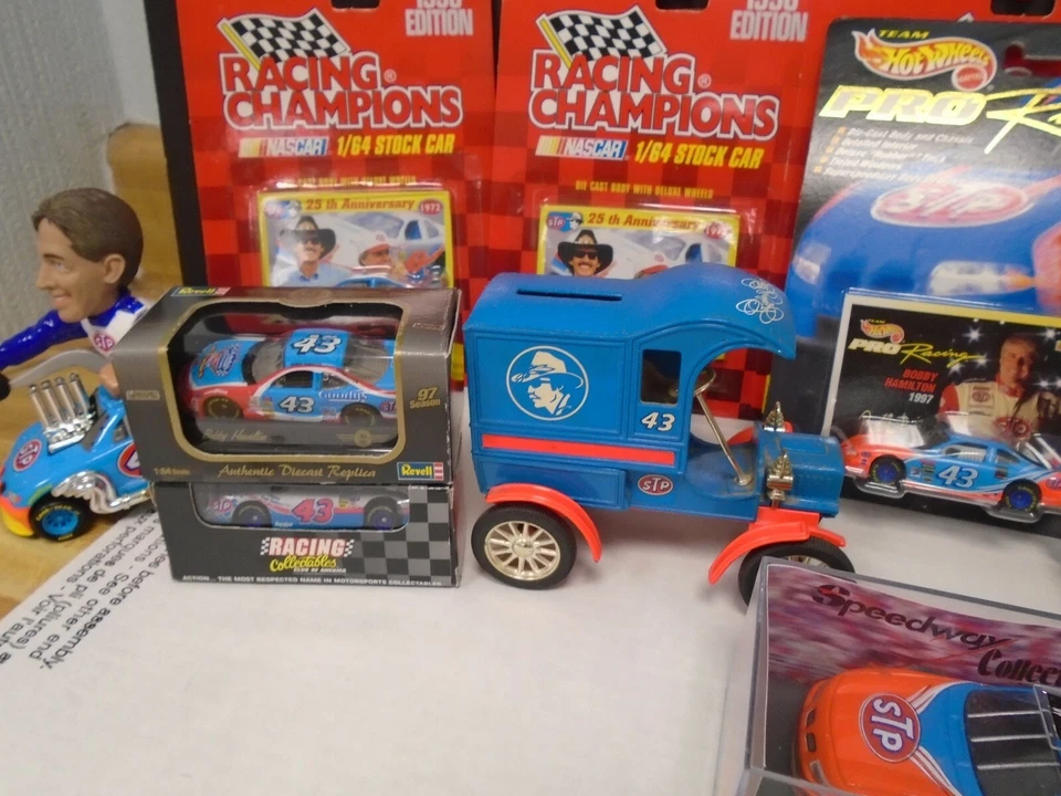 Richard Petty STP 43 Lote de 12 Coches Diecast y Bancos Hot Wheels Racing 062519DBT4 Foto 3 de 4