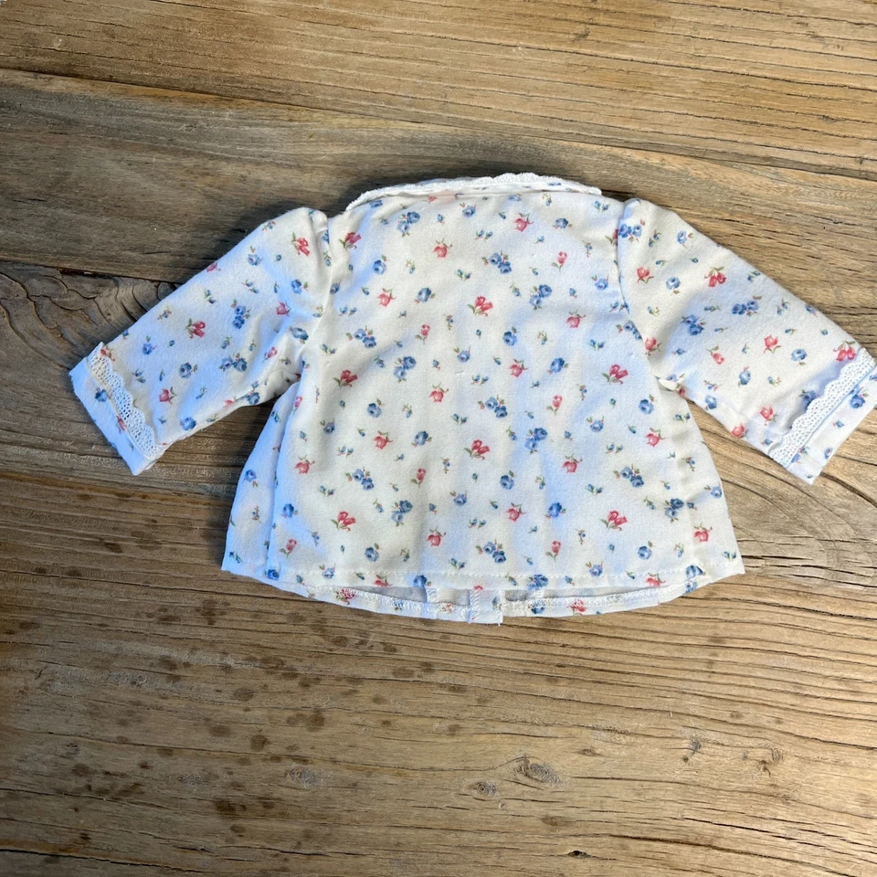 American Girl Emily’s Pijama Completo con Caja Colgador Libro y Pañuelo, Juego Retirado Foto 4 de 4