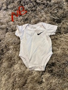 Boys Nike bodysuit size Newborn white short sleeve 