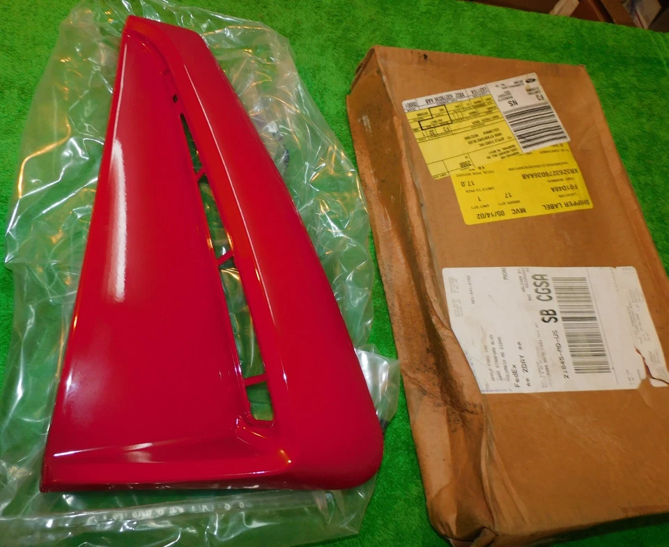 1999-04 Ford Mustang Coupe Conversível NOS RH QUARTO PAINEL LATERAL COLHER Tocha Vermelha - Imagem 3 de 4