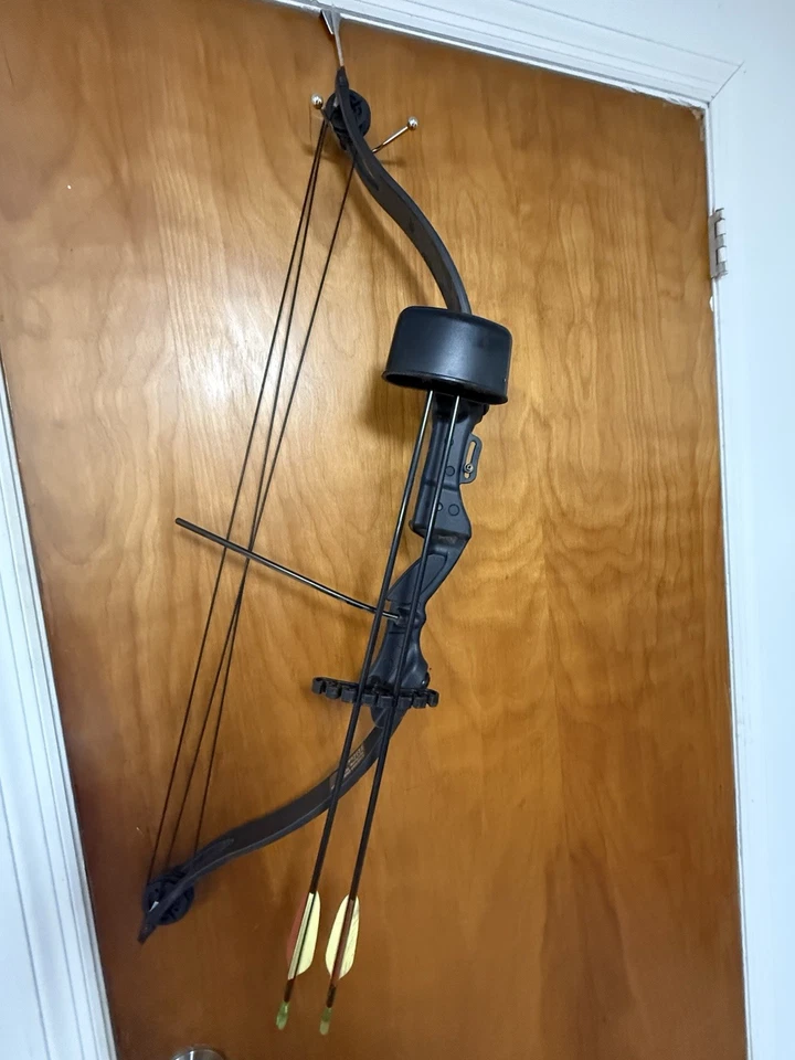 Crosman Elkhorn Pre-teen 33" Compound Bow 15 lb. with Composite Arrows - Image 2 of 3